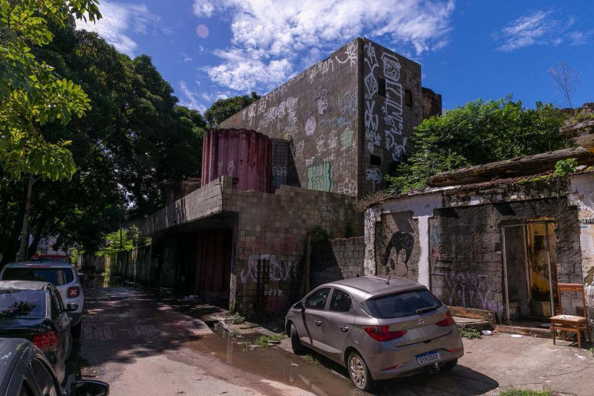 Em ruínas, Teatro Valdemar de Oliveira vive o drama do abandono no Centro do Recife/Foto: Rafael Vieira/ DP