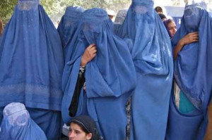 A pol&iacute;cia da moralidade do governo talib&atilde; deteve mulheres que n&atilde;o usavam o xador ou a burca, que cobre todo o corpo