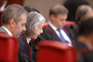 Ministra Carmen L&uacute;cia em sess&atilde;o plen&aacute;ria do TSE