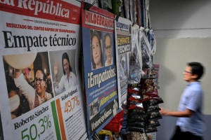 P&aacute;ginas de jornais na capital Lima, em 8 de junho, um dia ap&oacute;s o segundo turno das elei&ccedil;&otilde;es