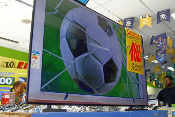 Período de Copa do Mundo aquece as vendas no comércio do Centro do Recife (Foto: Maurício Ferry/DP Foto)
