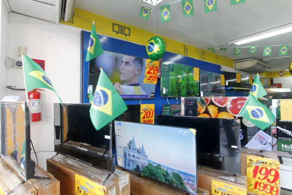 Período de Copa do Mundo aquece as vendas no comércio do Centro do Recife (Foto: Maurício Ferry/DP Foto)