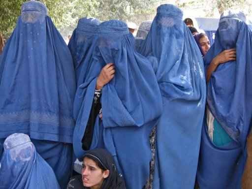 A polícia da moralidade do governo talibã deteve mulheres que não usavam o xador ou a burca, que cobre todo o corpo/ Noorullah Shirzada/AFP Photo