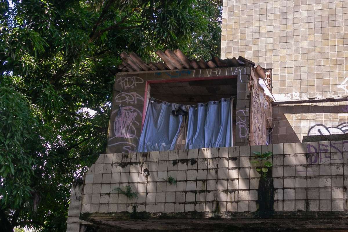 Em ruínas, Teatro Valdemar de Oliveira vive o drama do abandono no Centro do Recife (Foto: Rafael Vieira/ DP)