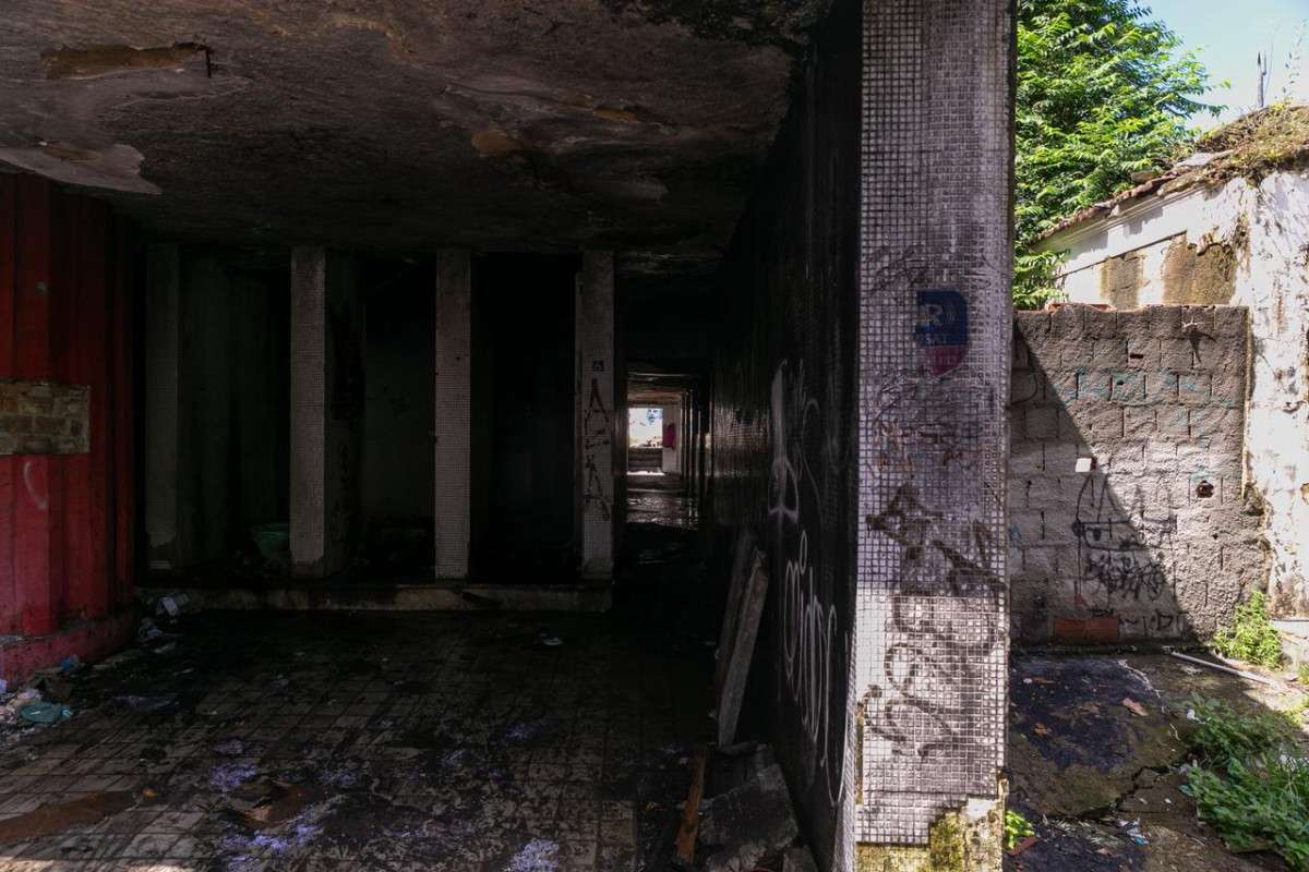 Em ruínas, Teatro Valdemar de Oliveira vive o drama do abandono no Centro do Recife (Foto: Rafael Vieira/ DP)