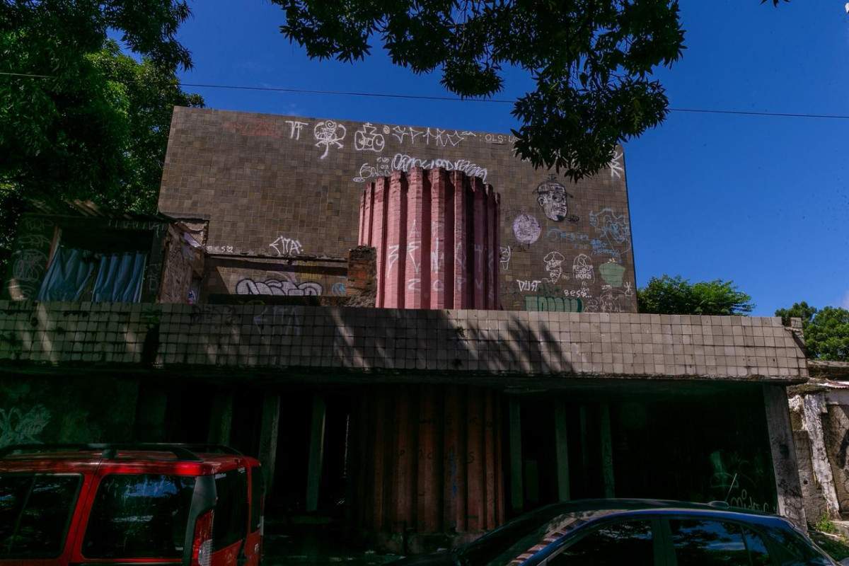 Em ruínas, Teatro Valdemar de Oliveira vive o drama do abandono no Centro do Recife (Foto: Rafael Vieira/ DP)