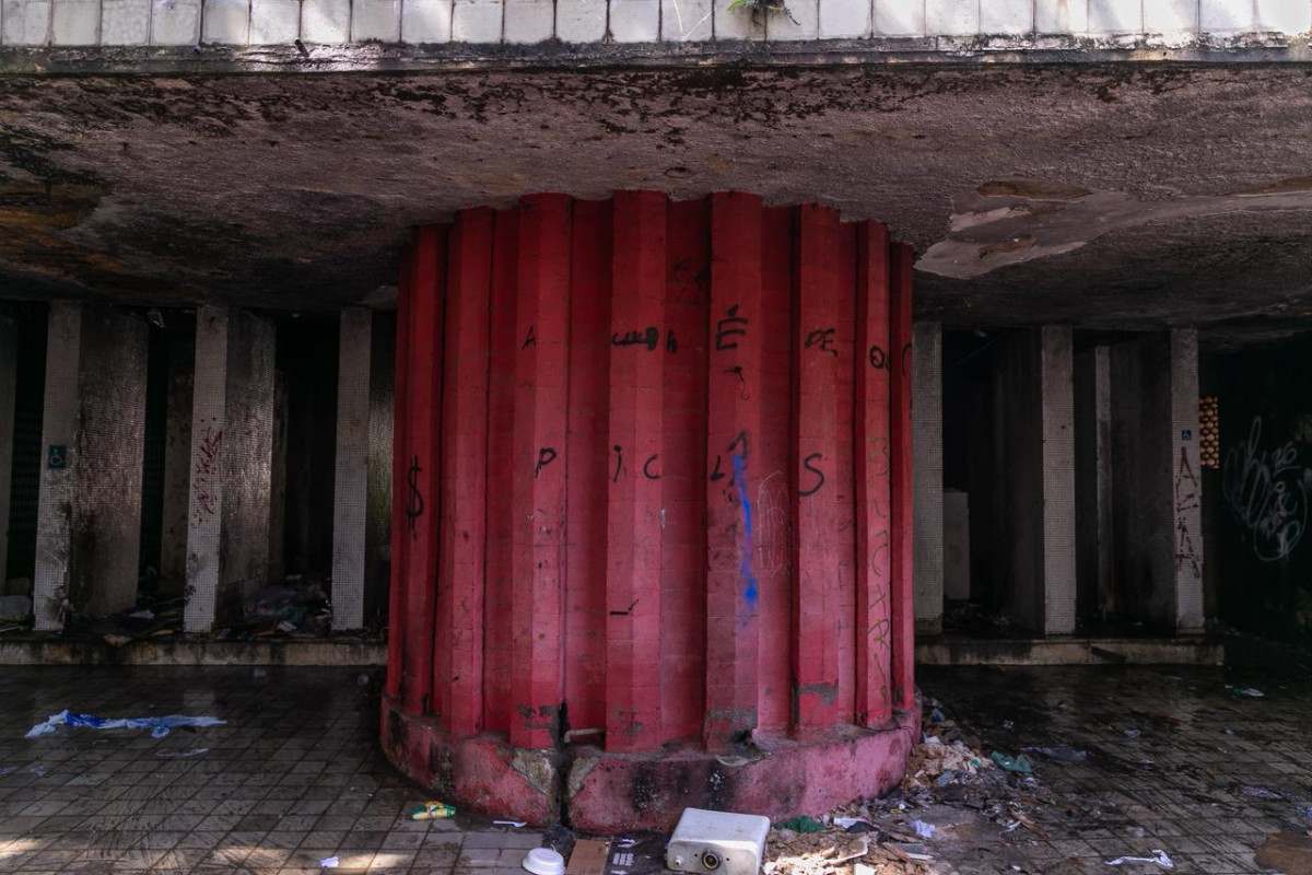Em ruínas, Teatro Valdemar de Oliveira vive o drama do abandono no Centro do Recife (Foto: Rafael Vieira/ DP)