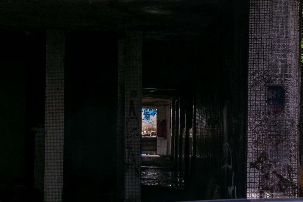 Em ruínas, Teatro Valdemar de Oliveira vive o drama do abandono no Centro do Recife (Foto: Rafael Vieira/ DP)