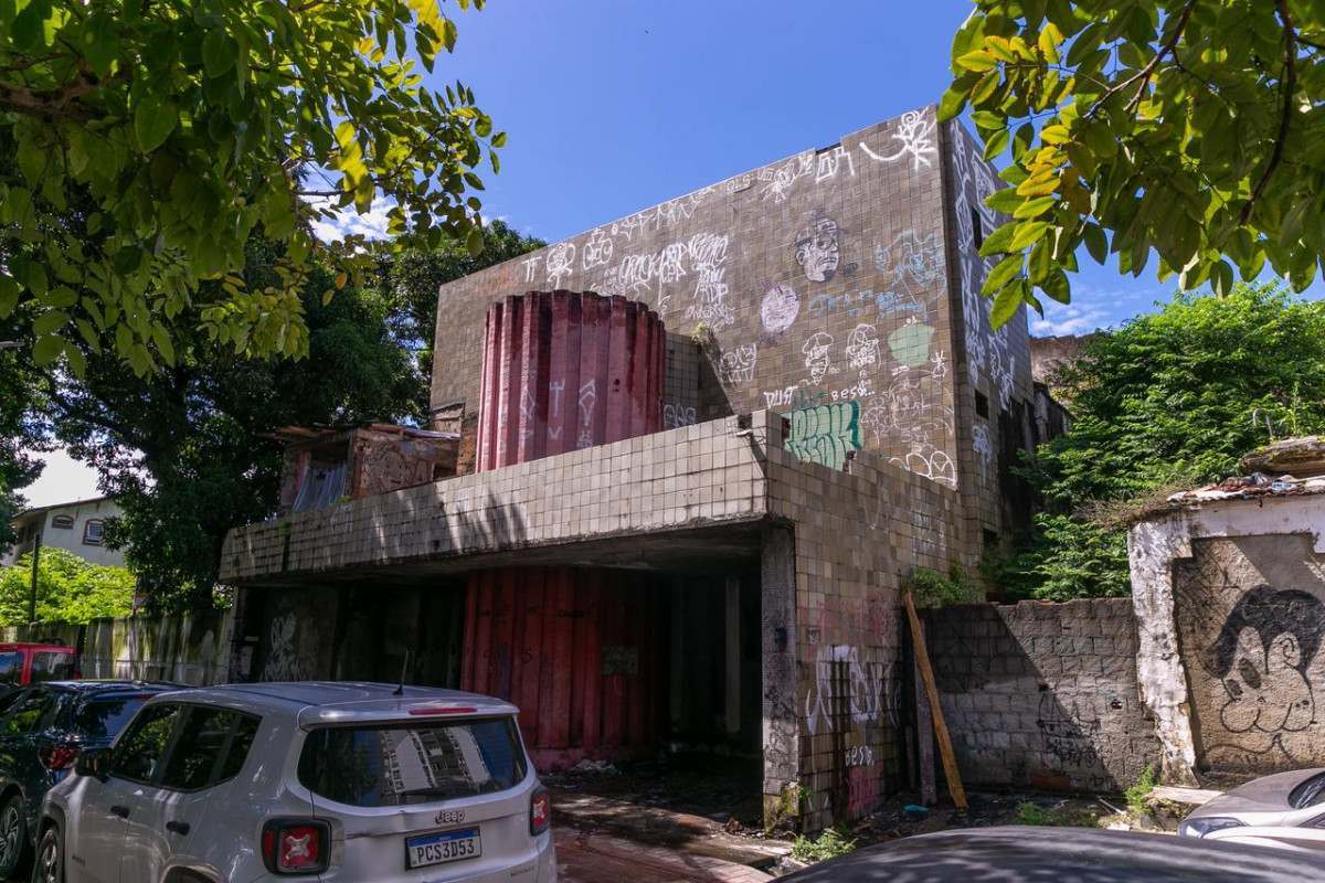 Em ruínas, Teatro Valdemar de Oliveira vive o drama do abandono no Centro do Recife/Foto: Rafael Vieira/ DP