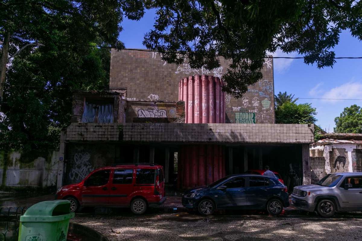 Em ruínas, Teatro Valdemar de Oliveira vive o drama do abandono no Centro do Recife/Foto: Rafael Vieira/ DP