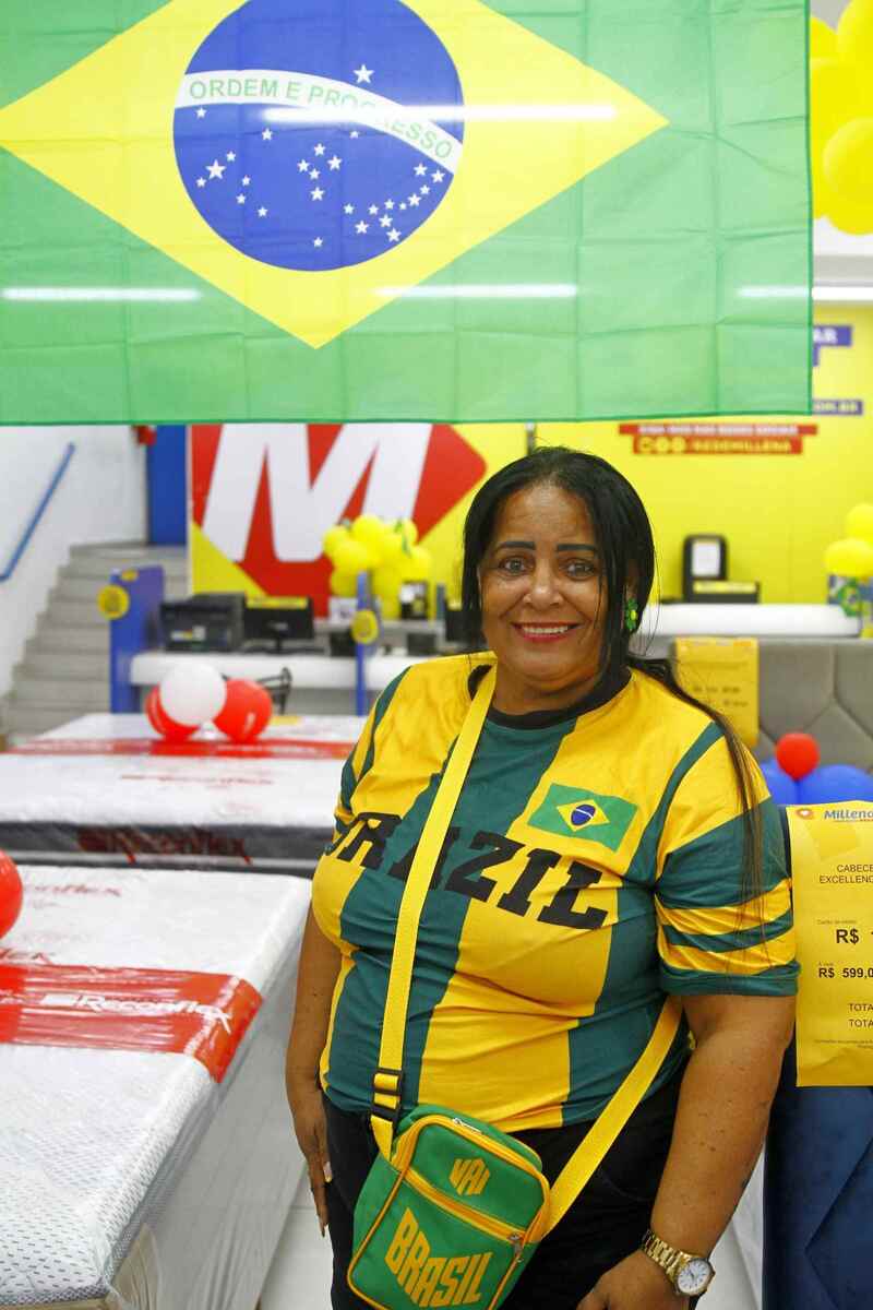 A servidora pública recifense Sandra Aquino foi uma das consumidoras que escolheu comprar a televisão para poder torcer pelo Brasil (Foto: Maurício Ferry/DP Foto)