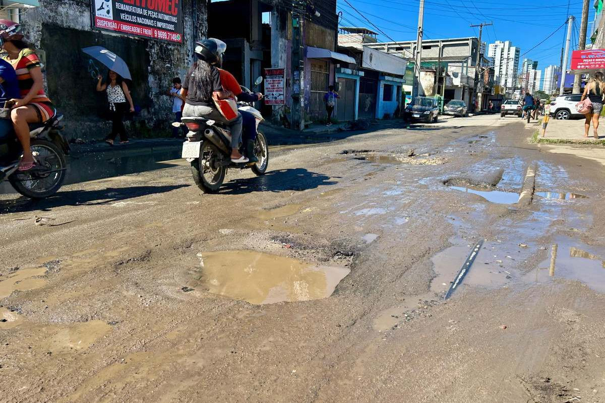 Moradores afirmam que problemas no pavimento se repetem todos os anos, principalmente após períodos de chuva/Foto: Diario de Pernambuco