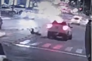 Motorista atropela duas pessoas em faixa de pedestres em Petrolina; confira o v&iacute;deo
