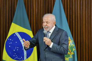 Para 47% dos entrevistados na pesquisa Genial/Quaest, Lula representa melhor o discurso de patriotismo