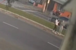 Em v&iacute;deo de uma c&acirc;mera de seguran&ccedil;a pr&oacute;xima ao local &eacute; poss&iacute;vel ver as amigas na ciclovia instantes antes do acidente