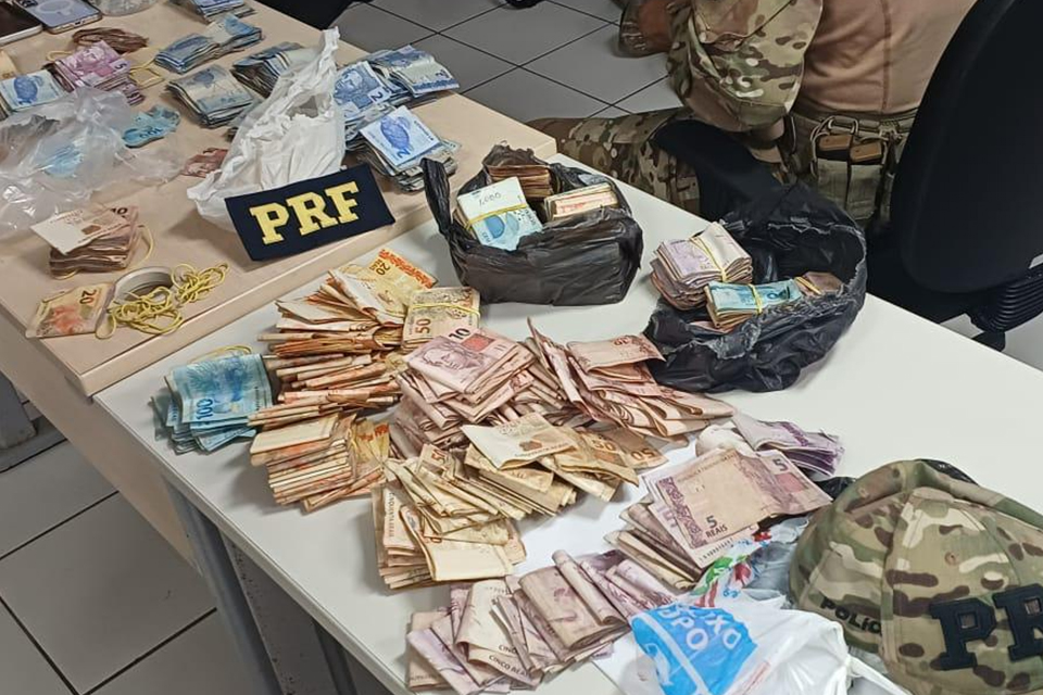 Dinheiro apreendido durante fiscalização na BR-232, em Gravatá/DIVULGAÇÃO/PRF