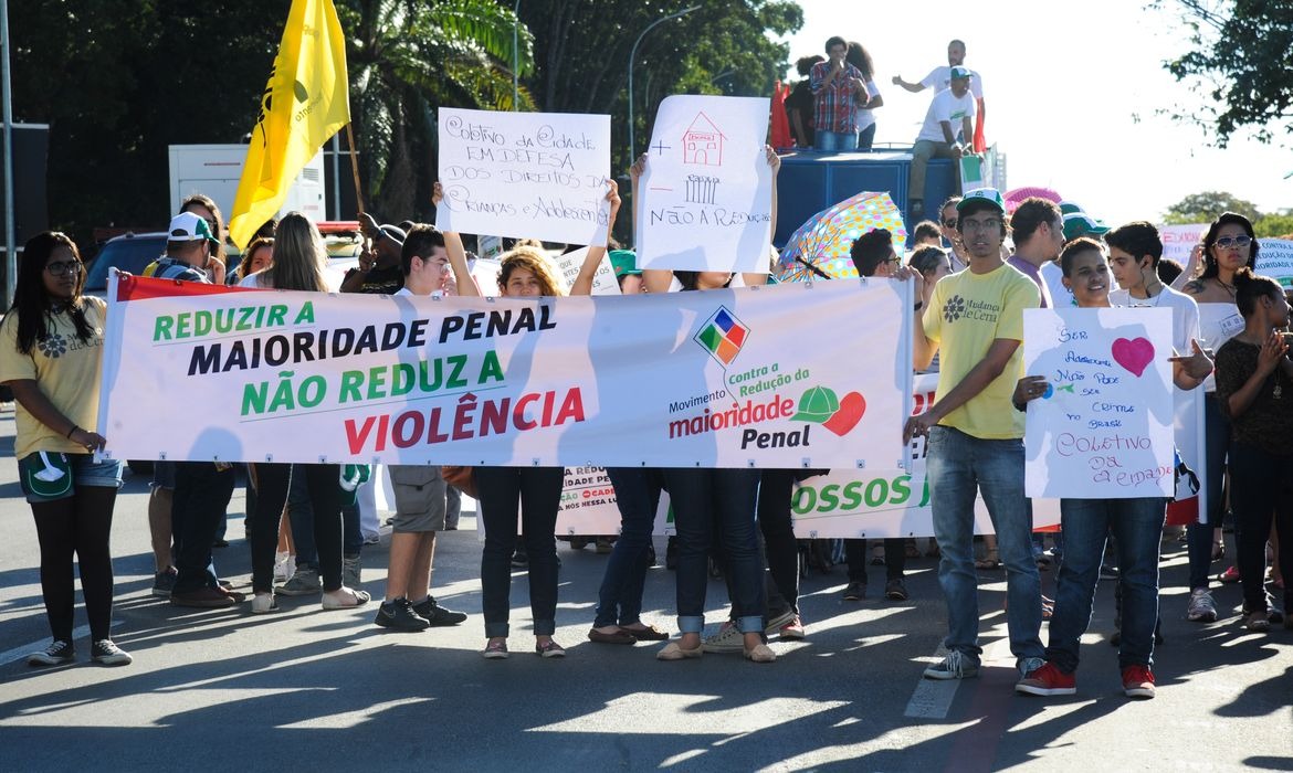 Manifestantes se posicionam contra PEC da redução da maioridade penal/José Cruz/Agência Brasil