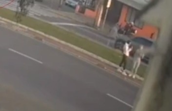 Em vídeo de uma câmera de segurança próxima ao local é possível ver as amigas na ciclovia instantes antes do acidente/Reprodução
