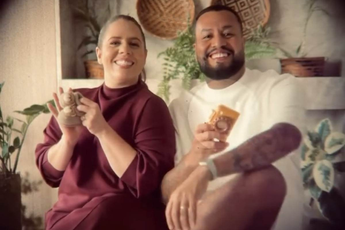 Filmagem compartilhada por Tati Machado e pelo marido simula a lente de uma câmera e o casal aparece segurando sapatos de bebê e celebrando a notícia/Reprodução/Redes Sociais
