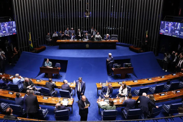 Alcolumbre trava tramitação da PEC do fim da 6x1 no Senado