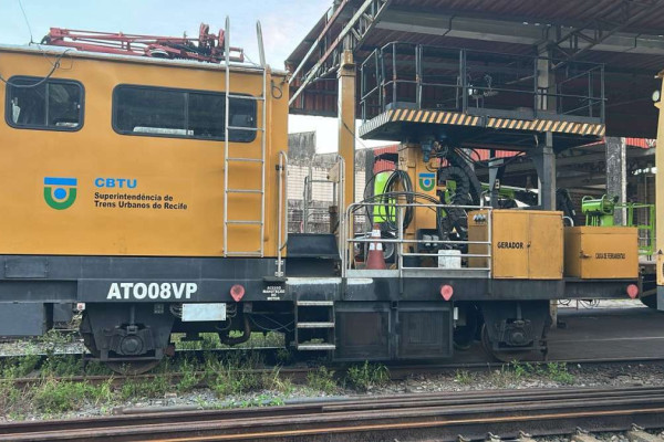 Carro-torre, veículo especializado, que trafega sobre os trilhos ou vias do sistema metroviário, equipado com uma plataforma elevatória (Foto: CBTU)