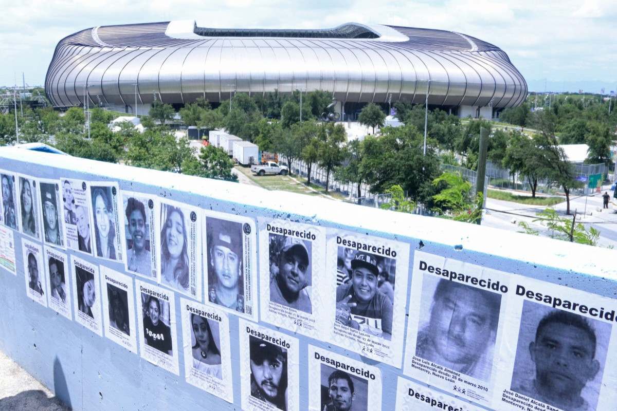 Cartazes denunciam desaparecidos são fixados em passarela à frente do Estádio de Monterrey, em Guadalupe/ Julio Cesar Salazar/AFP
