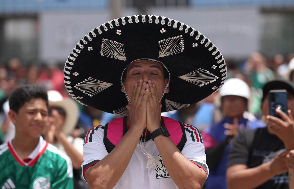 Torcedor mexicano usando sombrero na partida entre México e África do Sul, abertura da Copa do Mundo/Julio Cesar AGUILAR / AFP