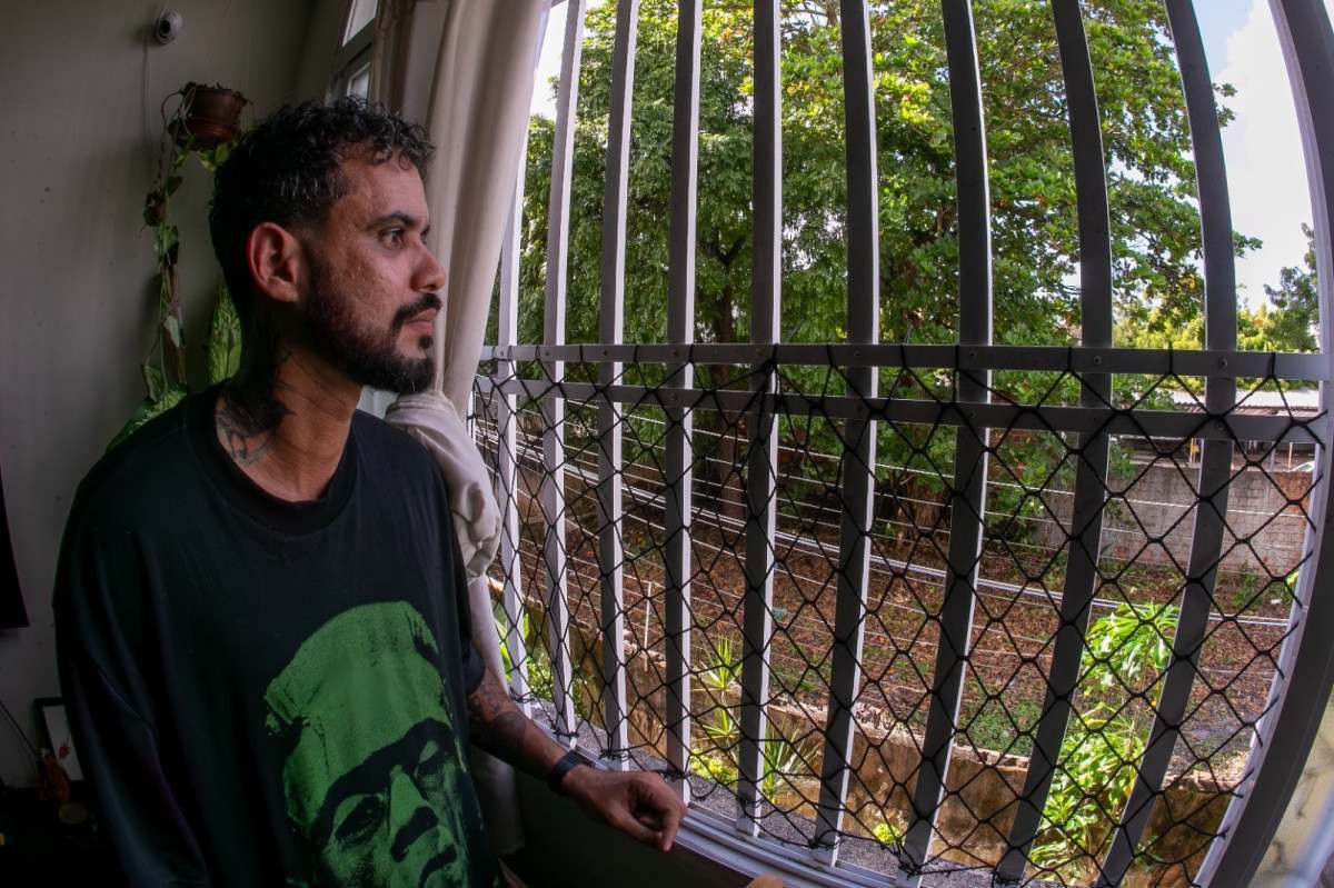 O designer recifense Well Ferreira, de 33 anos, mora sozinho há um ano no bairro da Boa Vista, área central do Recife/Foto: Rafael Vieira/DP Foto