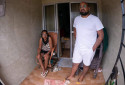 Charles e sua av&oacute;, Concei&ccedil;&atilde;o, sofrem com invas&atilde;o de ratos e escorpi&otilde;es em casa - Rafael Vieira/DP Foto