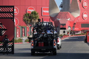 Membros da Guarda Nacional do M&eacute;xico, escoltando o &ocirc;nibus que transportava a sele&ccedil;&atilde;o iraniana de futebol para um treino, chegam ao Est&aacute;dio Caliente em Tijuana, M&eacute;xico