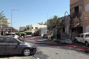 Edif&iacute;cios e ve&iacute;culos destru&iacute;dos, supostamente causados por destro&ccedil;os de drones interceptados