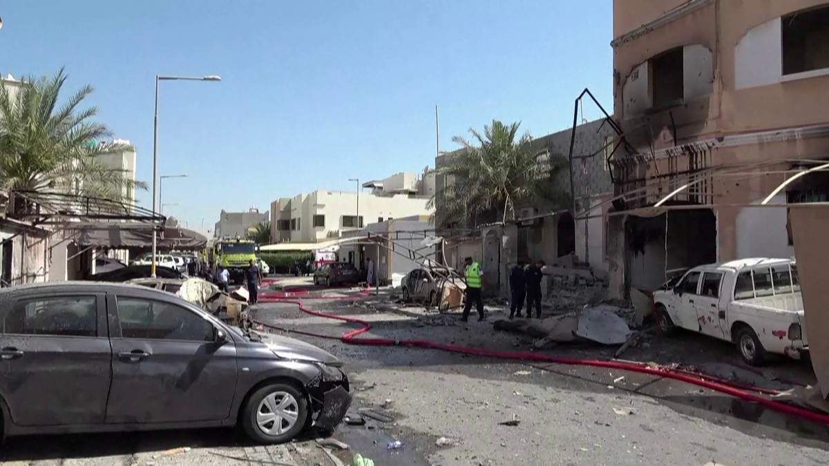 Edifícios e veículos destruídos, supostamente causados por destroços de drones interceptados/ AFP PHOTO / BAHRAIN TV
