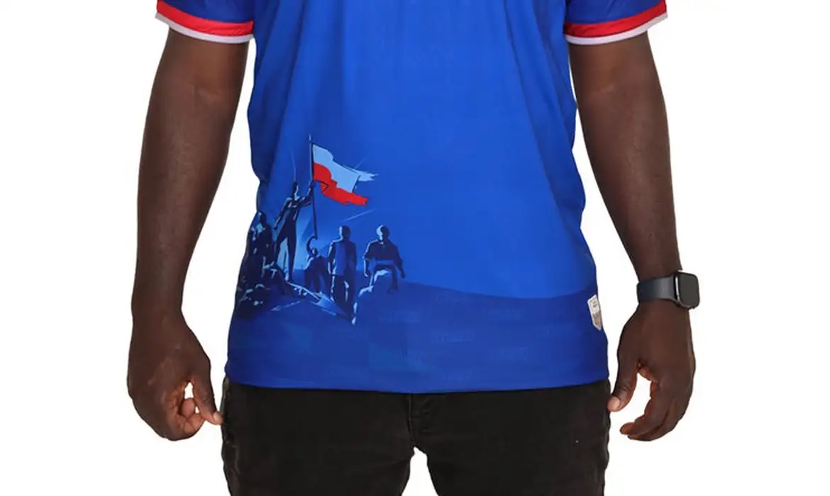 Na camisa tinha ilustração da revolução que levou à abolição da escravidão e à independência do país/SAETA/ DIVULGAÇÃO
