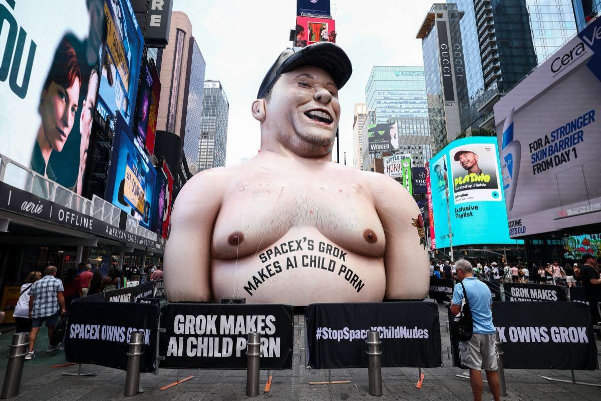 Infl&aacute;vel do CEO da SpaceX, foi instalado em Nova York em protesto contra Grok, intelig&ecirc;ncia artificial de Elon Musk/Charly Triballeu/AFP