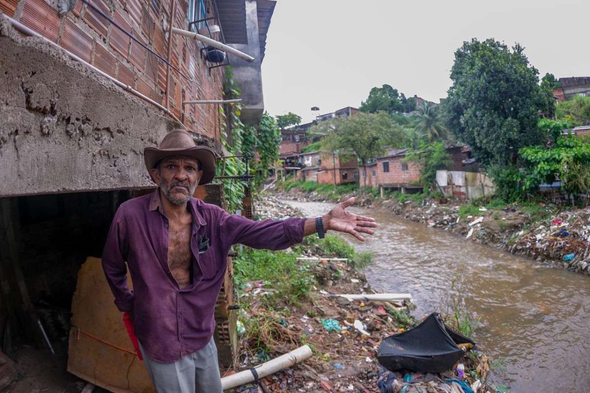 Manoel despeja os esgotos de casa no Rio Japão, afluente do Capibaribe/Rafael Vieira/DP Foto