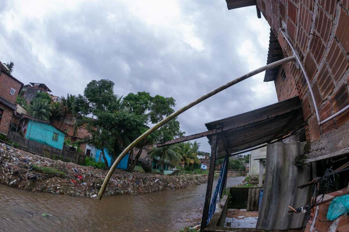 População despeja esgoto no Rio Japão, em Camaragibe (Rafael Vieira/ DP Foto)