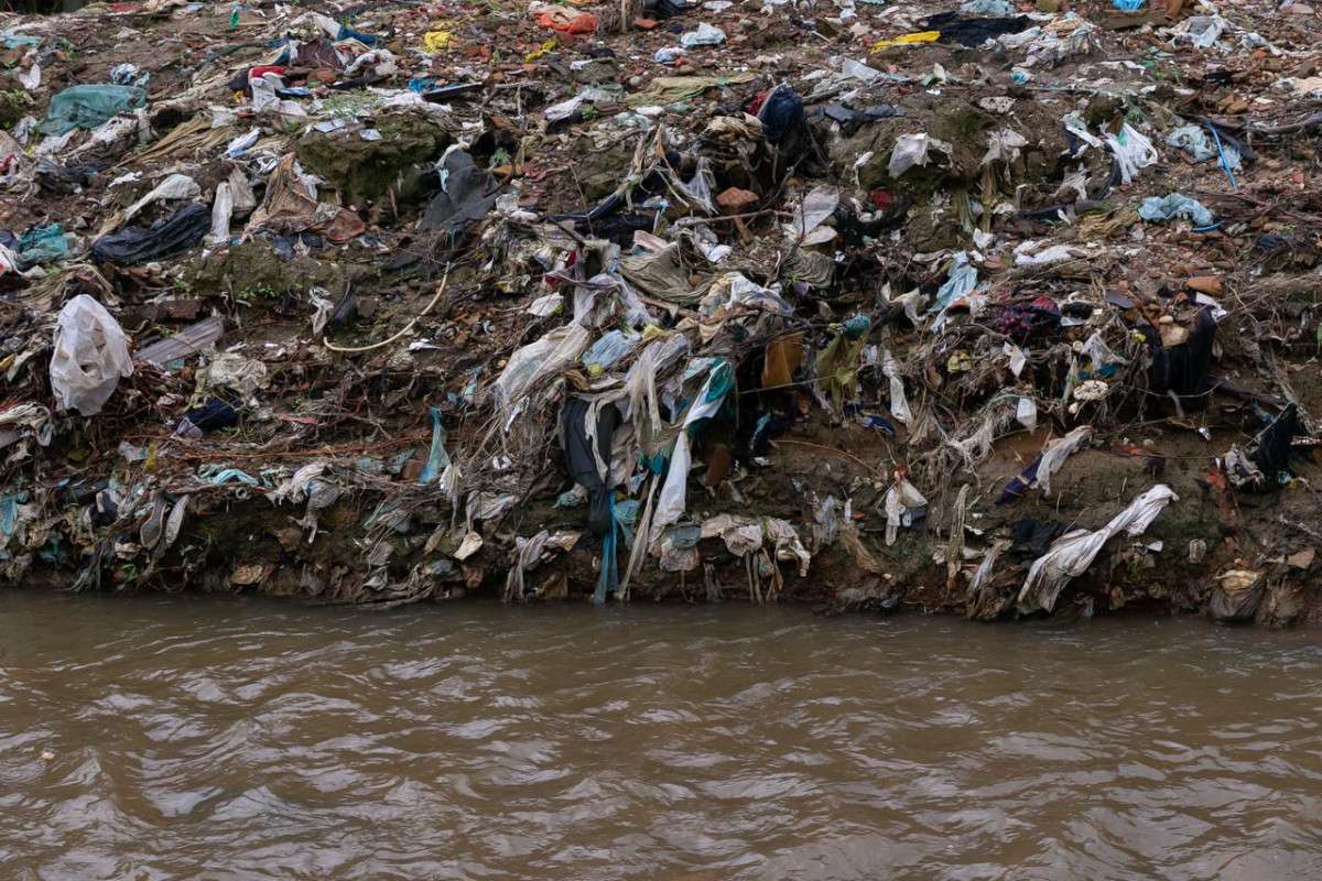População despeja esgoto no Rio Japão, em Camaragibe (Rafael Vieira/ DP Foto)