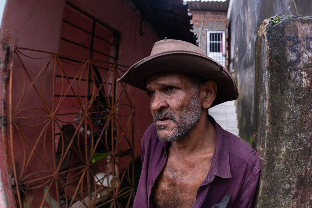 Manoel despeja os esgotos de casa no Rio Japão, afluente do Capibaribe (Rafael Vieira/DP Foto)