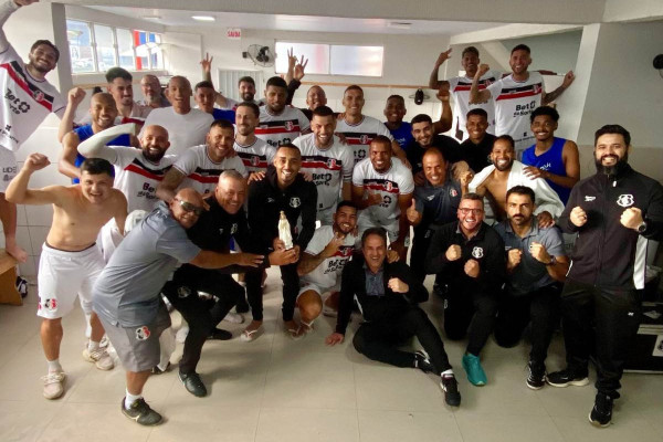 Jogadores e comissão técnica do Santa Cruz/Divulgação/SCFC