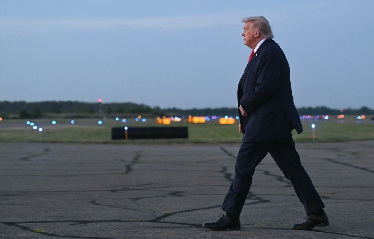  US President Donald Trump walks on the tarmac after disembarking Air Force One at Morristown Airport in Morris County, New Jersey, on June 5, 2026. US President Donald Trump will spend the weekend in Bedminster, New Jersey. (Photo by SAUL LOEB / AFP)
      Caption/ AFP