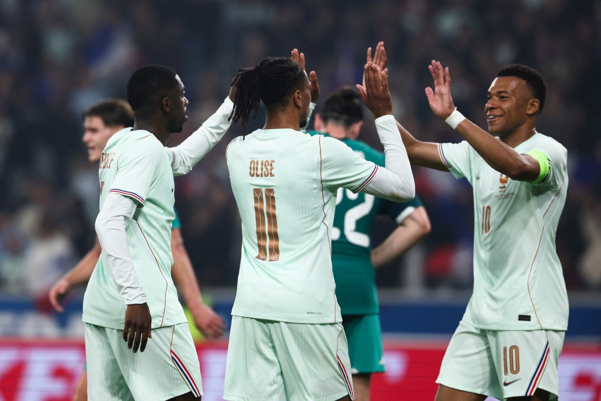 Michael Olise, Kylian Mbappe e Ousmane Dembélé, craques da França /FRANCK FIFE / AFP