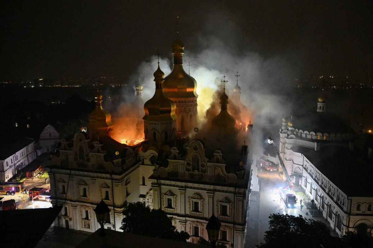 Fumaça e fogo se elevam da Catedral da Dormição, no complexo ortodoxo do Mosteiro das Cavernas de Kiev, após um ataque de míssil russo à capital ucraniana, Kiev/GENYA SAVILOV/AFP