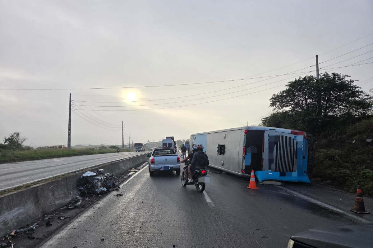 Ônibus tomba e deixa 16 feridos na BR-232, em Caruaru, no Agreste de Pernambuco
/Foto: Ascom/PRF