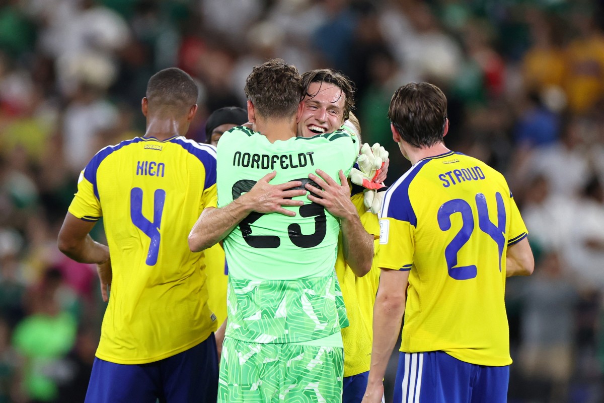Goleiro sueco Kristoffer Nordfeldt comemora com um companheiro de equipe após a vitória da Suécia sobre a Tunísia na partida do Grupo F da Copa do Mundo de 2026/JULIO CESAR AGUILAR/AFP