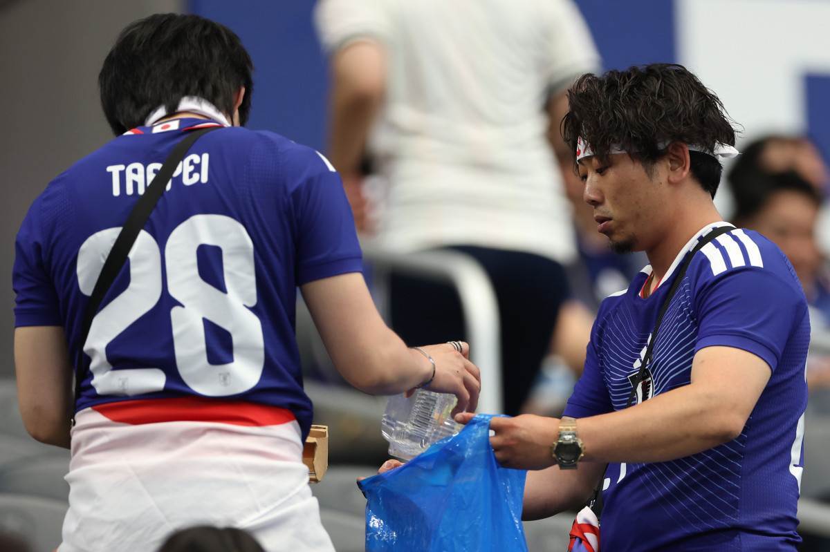 Torcedores japoneses limpando estádio na Copa do Mundo/Divulgação/Fifa