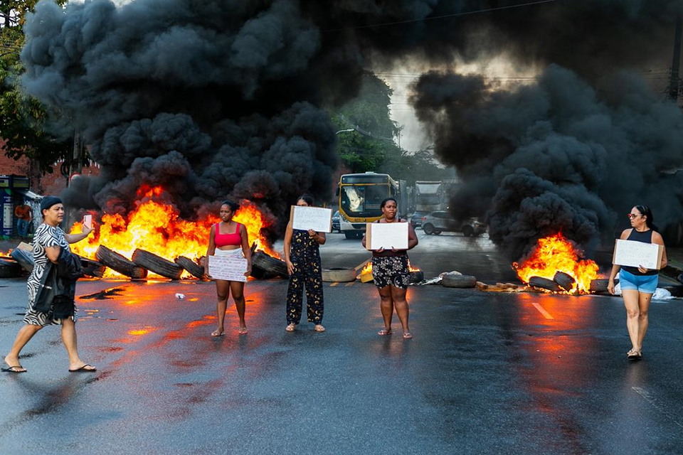 Moradores da comunidade do Siri fazem protesto na Avenida José Rufino, no Jiquiá/RAFAEL VIEIRA/DP