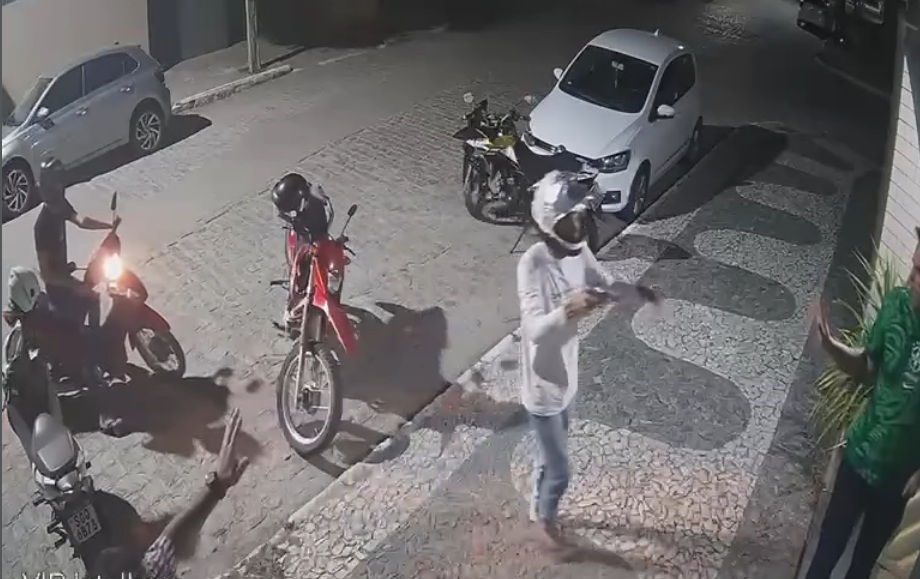 Prefeito de Santa Cruz do Capibaribe tem carro roubado na calçada do vice; Veja vídeo
/Foto: Reprodução/redes sociais