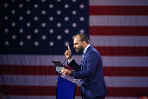 O ex-deputado federal Eduardo Bolsonaro responde por coa&ccedil;&atilde;o 