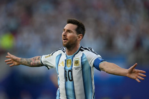 Messi marcou tr&ecirc;s gols contra a Arg&eacute;lia