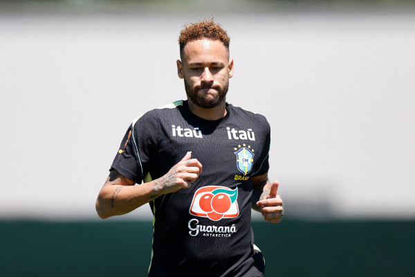 V&iacute;deo: Neymar volta aos treinos no gramado, mas segue afastado do elenco da Sele&ccedil;&atilde;o